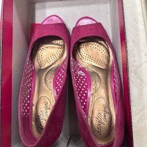 Dexflex comfort open toe wedge heel in magenta size 7